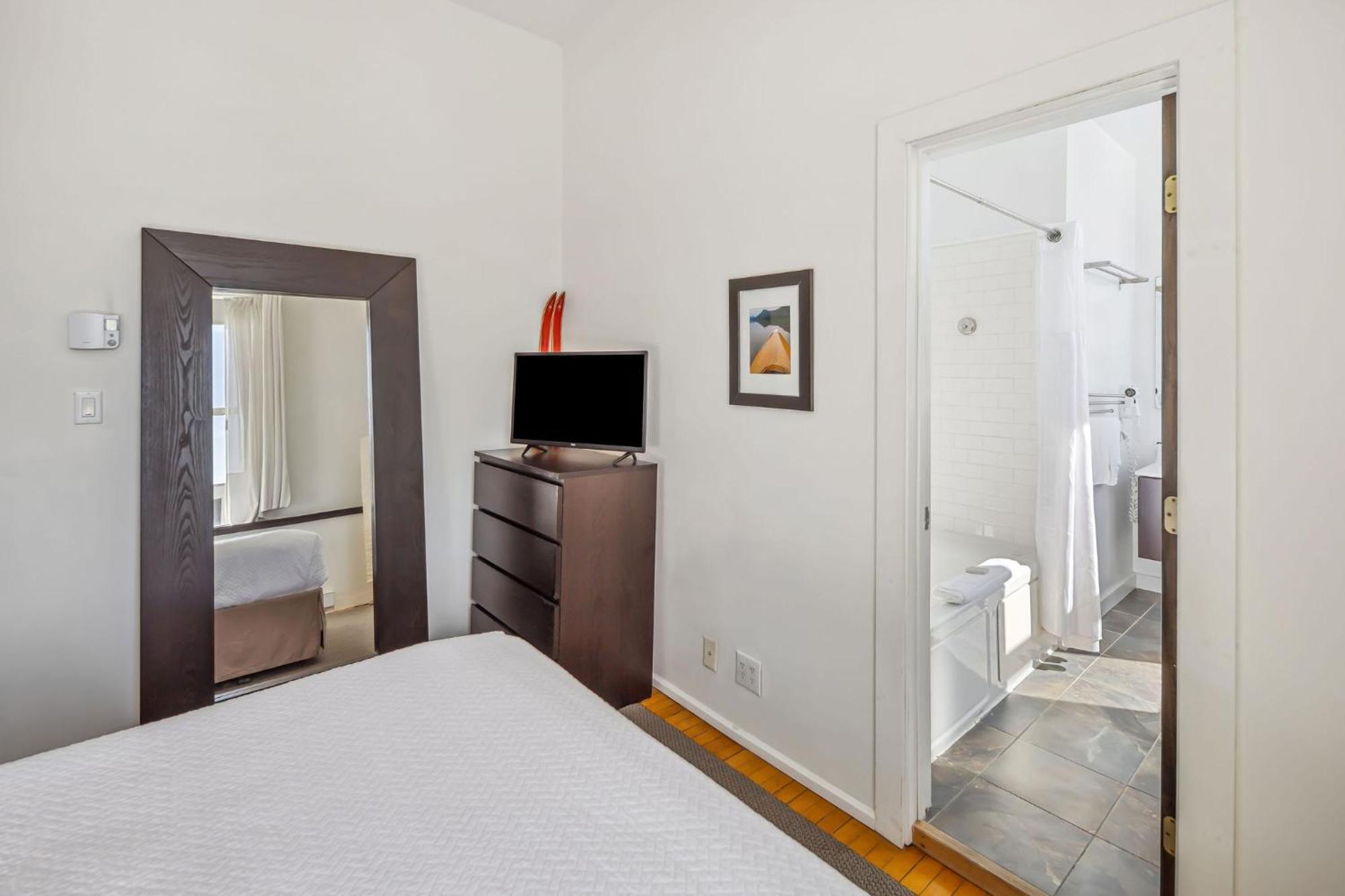 The Haus On Mirror Lake Lake Placid Ruang foto